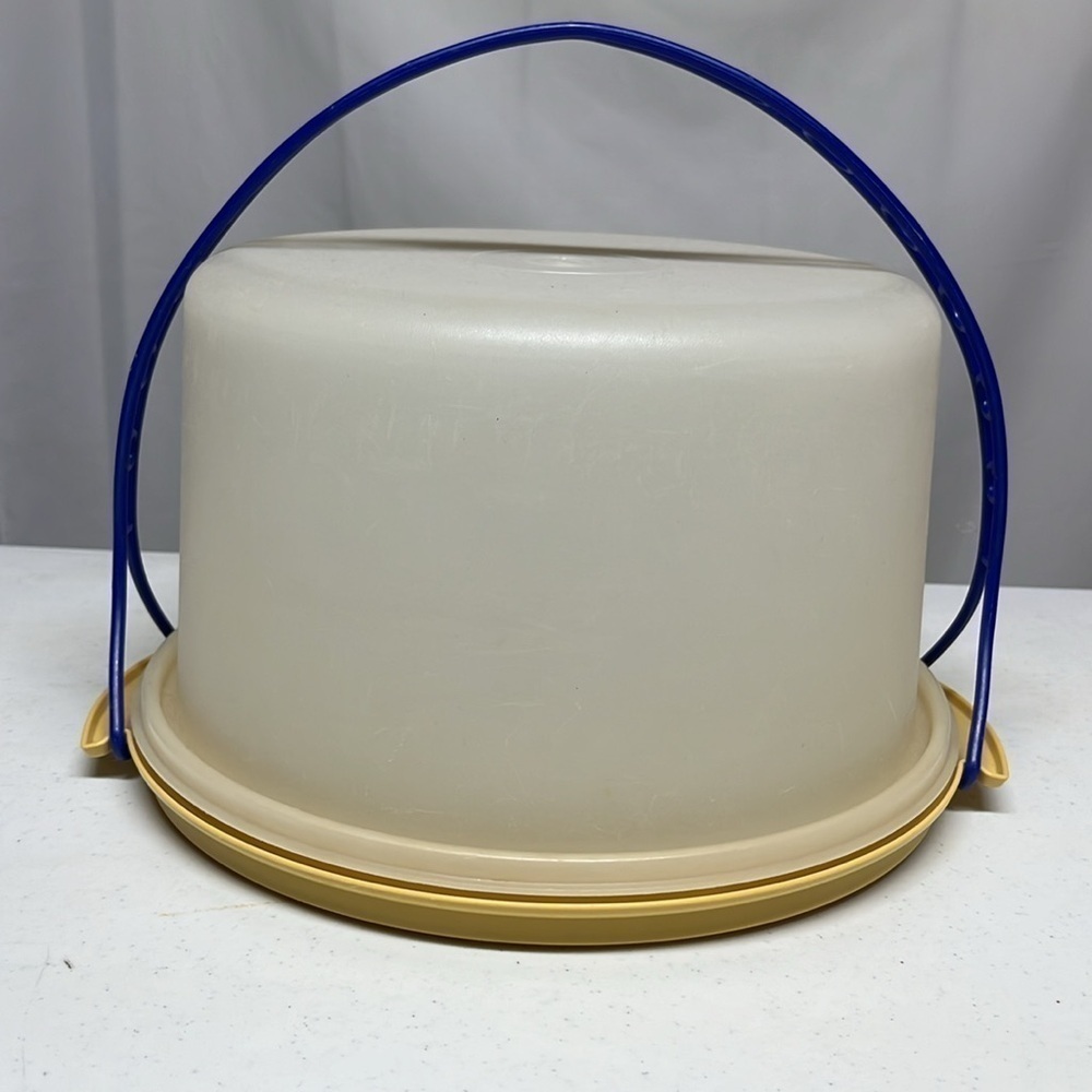 Vintage Tupperware Harvest Gold Cake Taker Carrier Keeper with Handle